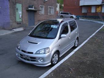2000 Daihatsu YRV Pictures