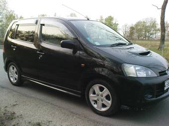 2000 Daihatsu YRV Photos