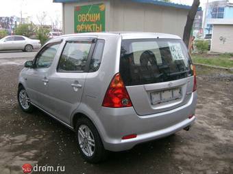 2000 Daihatsu YRV Pictures
