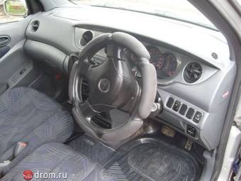 2000 Daihatsu YRV Images