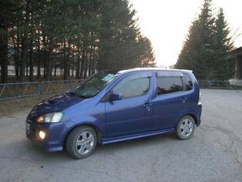 2000 Daihatsu YRV Photos