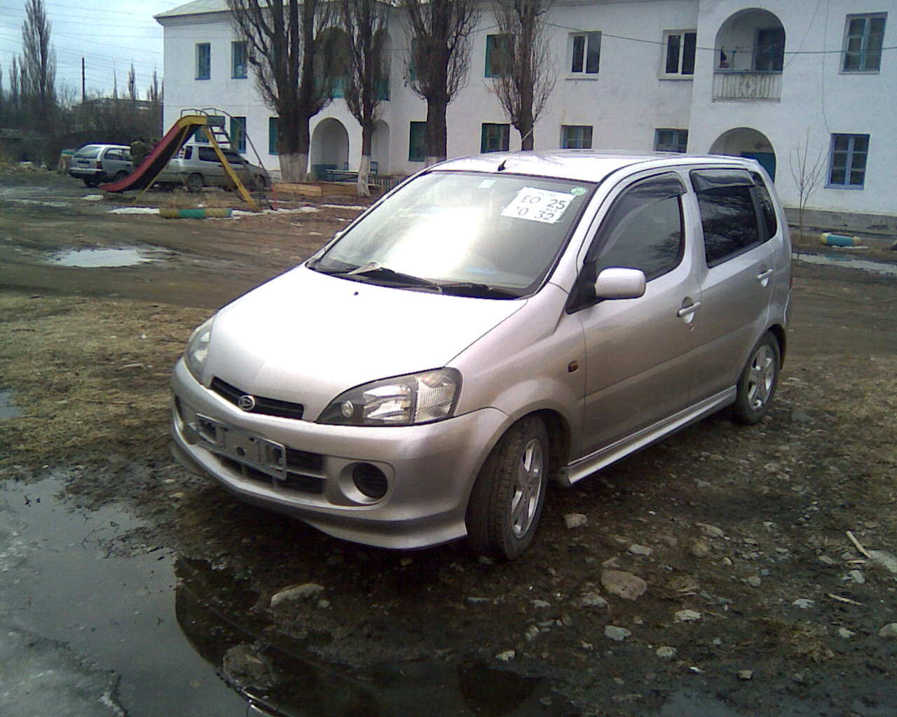 2000 Daihatsu YRV