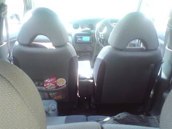2000 Daihatsu YRV Pictures