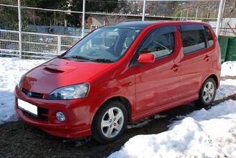 2000 Daihatsu YRV Pictures