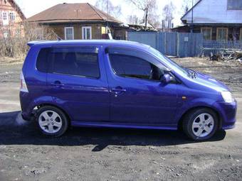 2000 Daihatsu YRV Pics