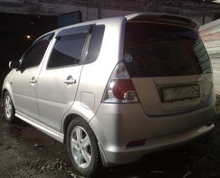 2000 Daihatsu YRV Pictures