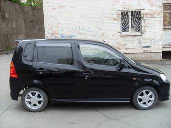 2000 Daihatsu YRV Pictures