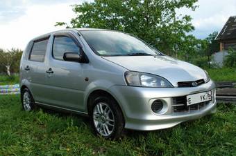 2000 Daihatsu YRV Pictures