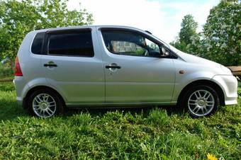 2000 Daihatsu YRV Photos