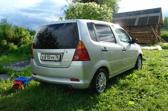 2000 Daihatsu YRV For Sale