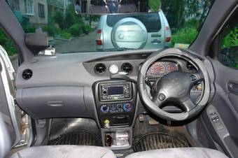 2000 Daihatsu YRV Wallpapers