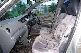 2000 Daihatsu YRV Images