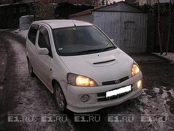 2000 Daihatsu YRV Pictures