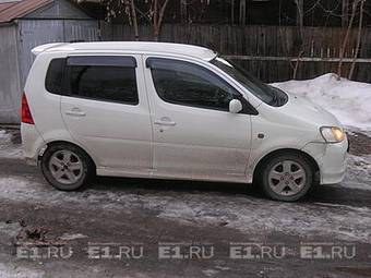 2000 Daihatsu YRV Pics