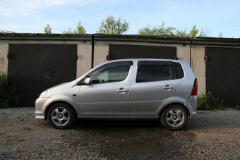 2000 Daihatsu YRV Photos