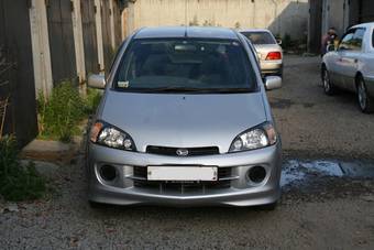 2000 Daihatsu YRV Pictures