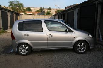 2000 Daihatsu YRV Pictures
