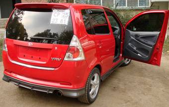 2000 Daihatsu YRV Pictures