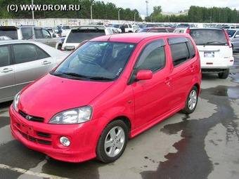 2000 Daihatsu YRV Images