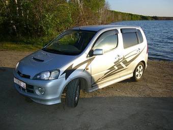 2000 Daihatsu YRV Pictures