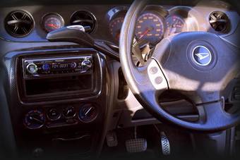 2000 Daihatsu YRV Pictures