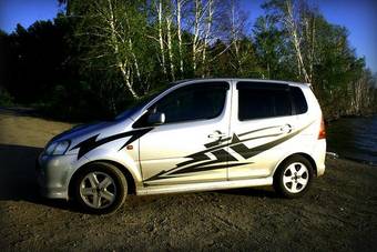 2000 Daihatsu YRV Photos