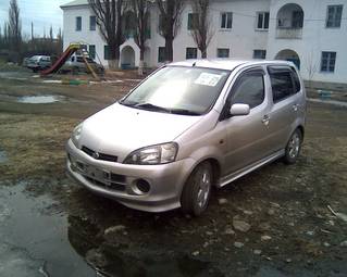 2000 Daihatsu YRV Pictures