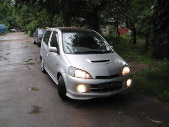 2000 Daihatsu YRV Pictures