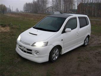 2000 Daihatsu YRV Photos