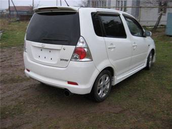 2000 Daihatsu YRV Pictures