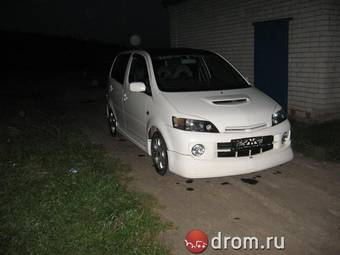 2000 Daihatsu YRV Photos
