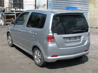 2000 Daihatsu YRV Images