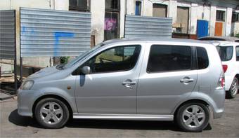 2000 Daihatsu YRV Pictures