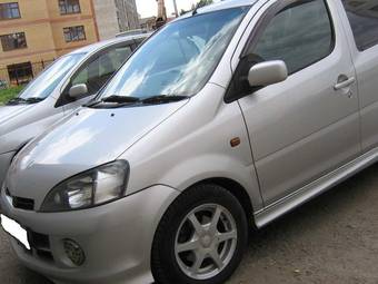 2000 Daihatsu YRV Pictures