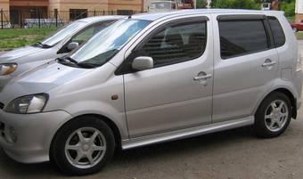 2000 Daihatsu YRV Photos