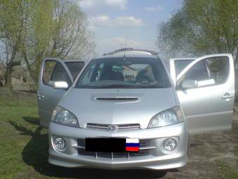 2000 Daihatsu YRV Pictures