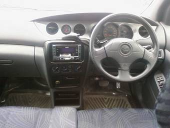 2000 Daihatsu YRV Photos
