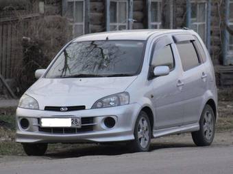 2000 Daihatsu YRV Photos