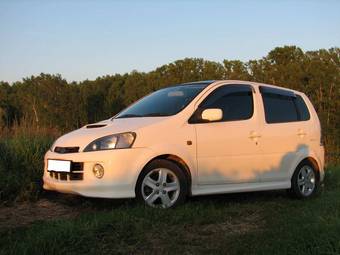 2000 Daihatsu YRV Photos