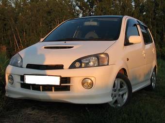 2000 Daihatsu YRV Pictures