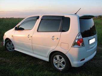 2000 Daihatsu YRV Photos