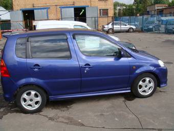 2000 Daihatsu YRV Pictures