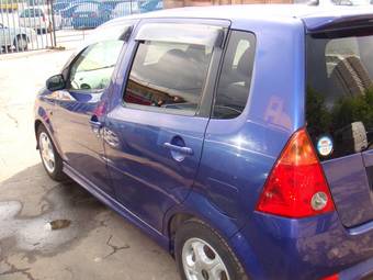 2000 Daihatsu YRV Images