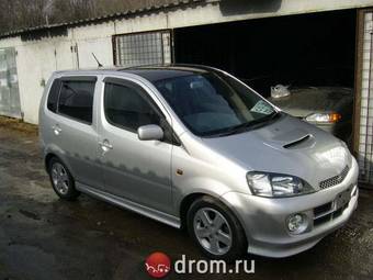 2000 Daihatsu YRV Photos