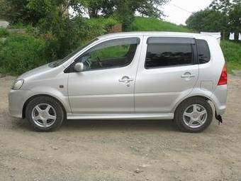 2000 Daihatsu YRV Pictures