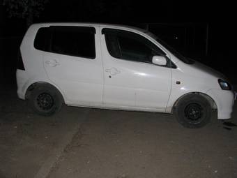 2000 Daihatsu YRV Pictures