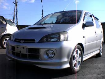 2000 Daihatsu YRV Pictures