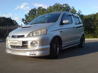 2000 Daihatsu YRV Pictures