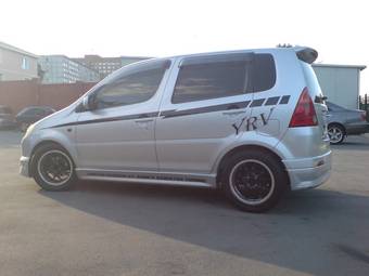 2000 Daihatsu YRV Photos