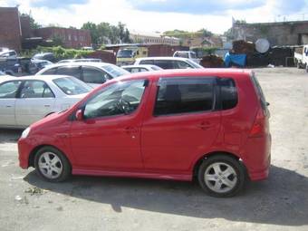 2000 Daihatsu YRV Pictures